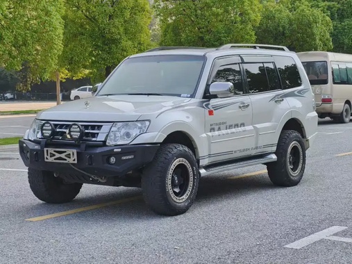 Mitsubishi Pajero 2020