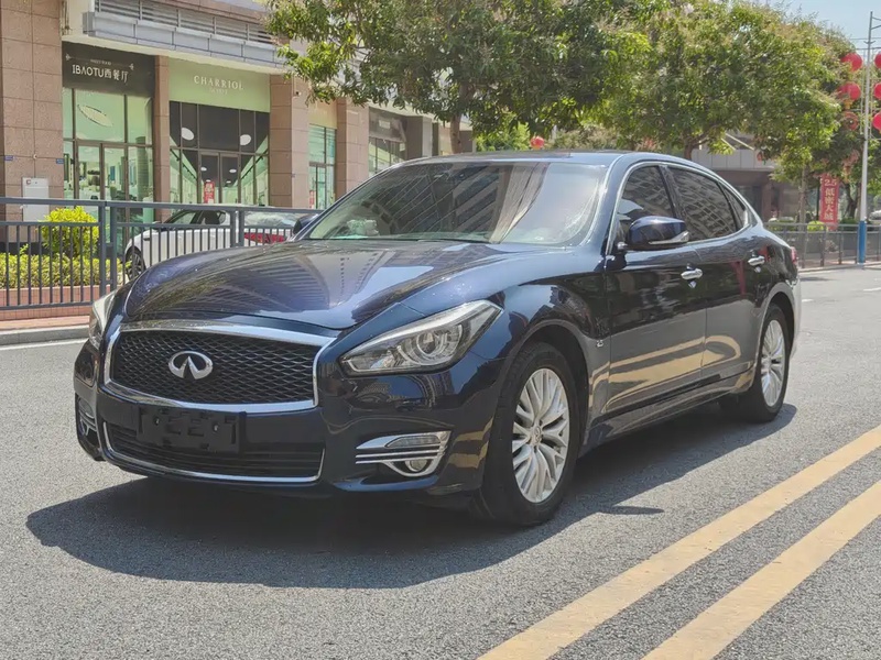 Infiniti Q70