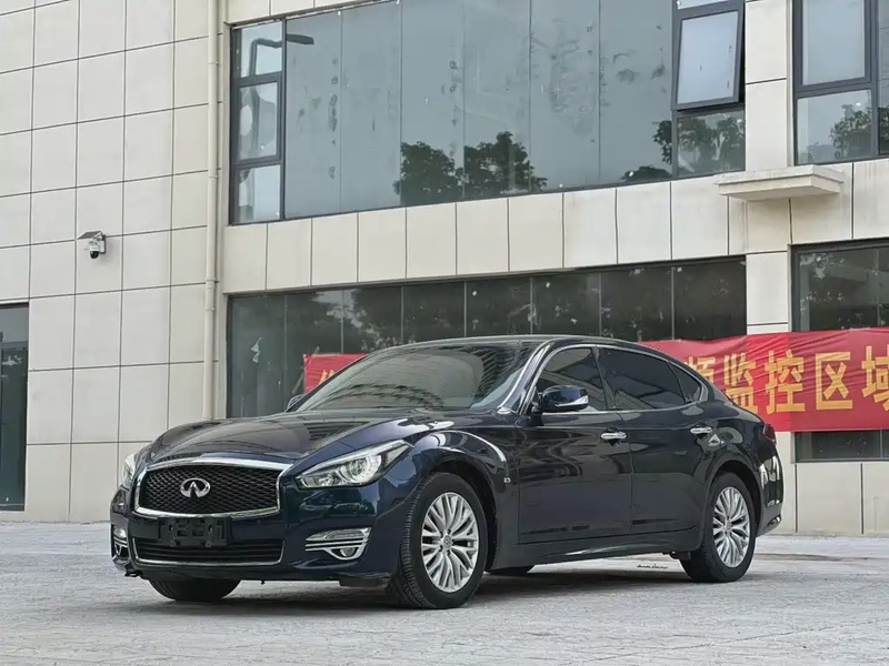 Infiniti Q70