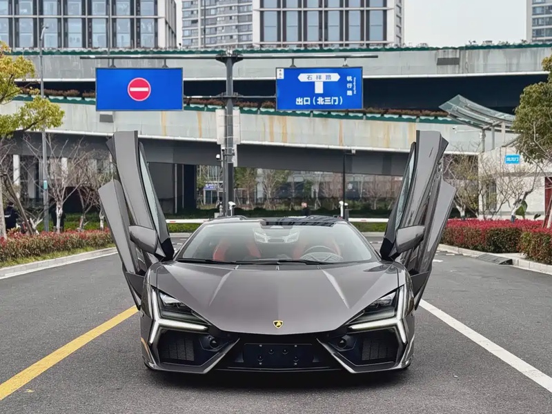 Lamborghini Revuelto