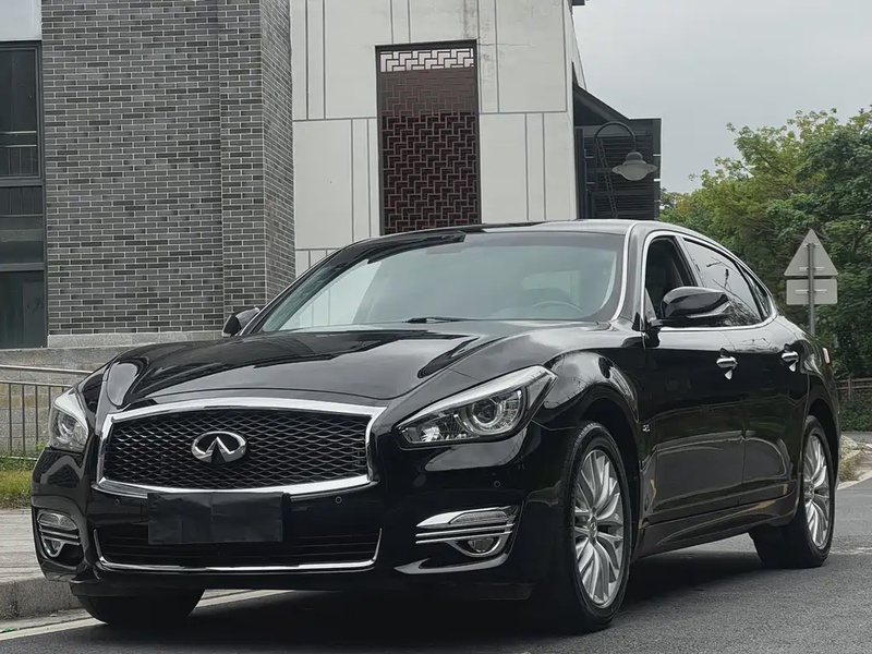 Infiniti Q70