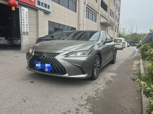 Lexus ES 2024