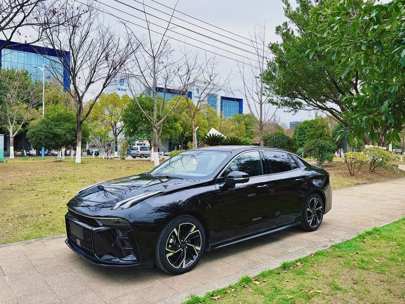 Lynk & Co 03