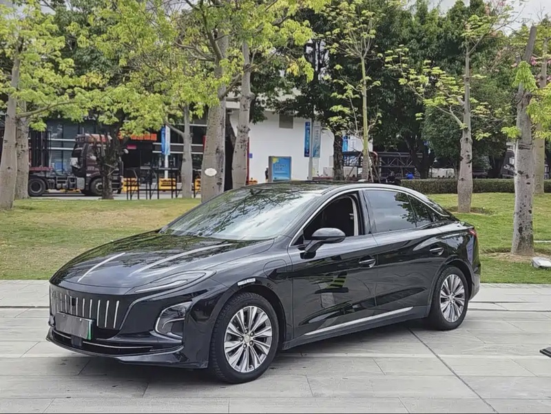 Hongqi E-QM5