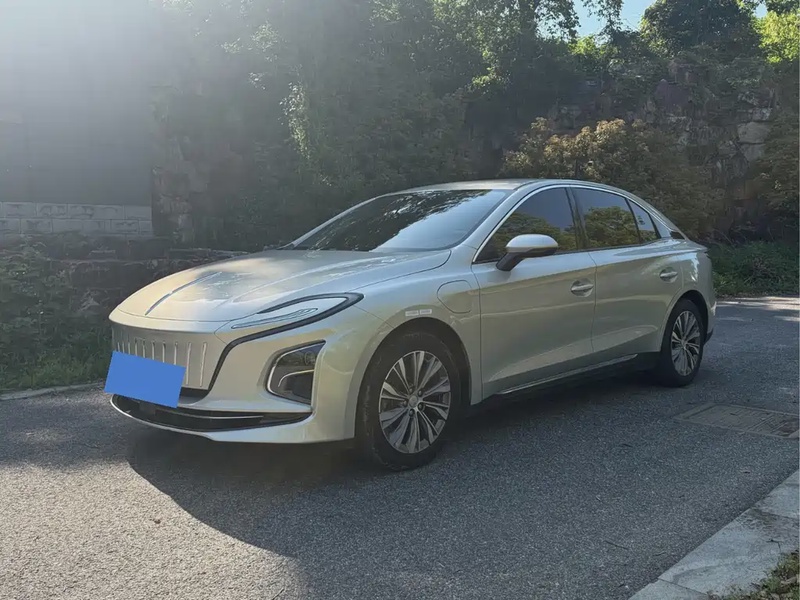 Hongqi E-QM5