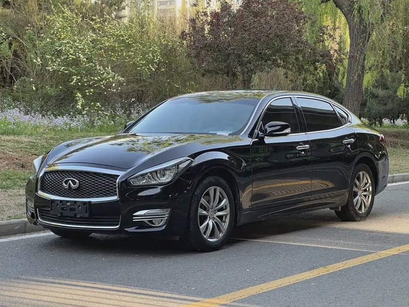 Infiniti Q70