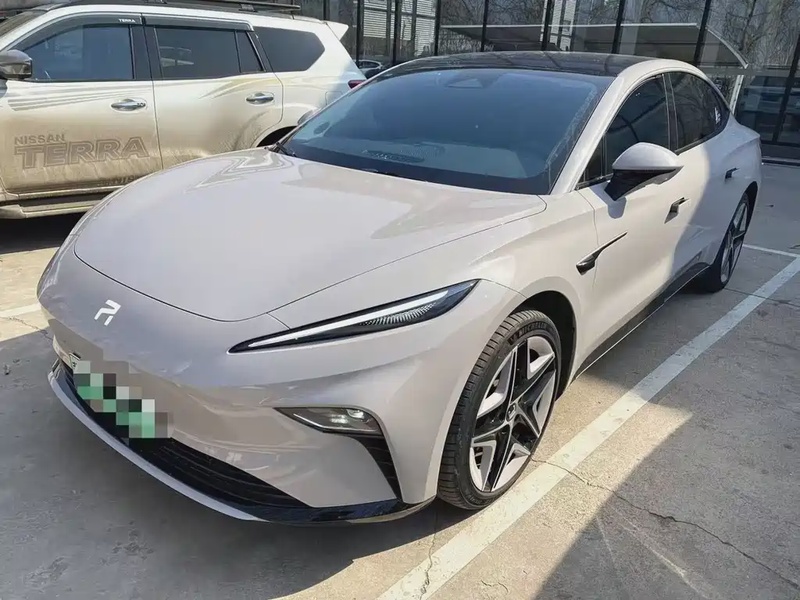 Roewe F7