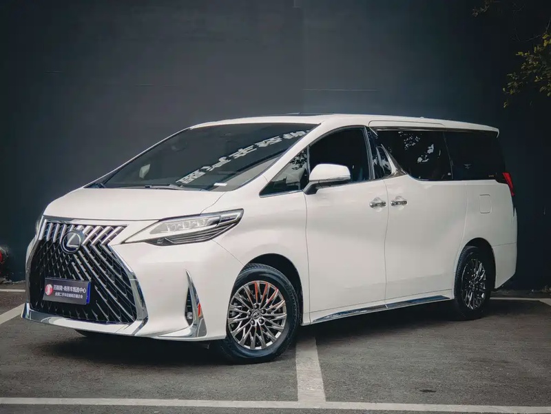Lexus LM