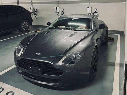 Aston Martin Vantage 2011