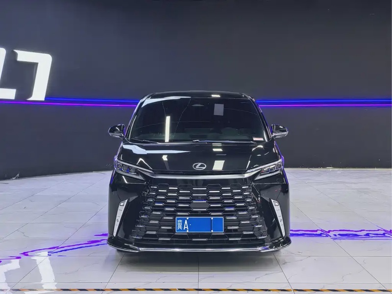 Lexus LM