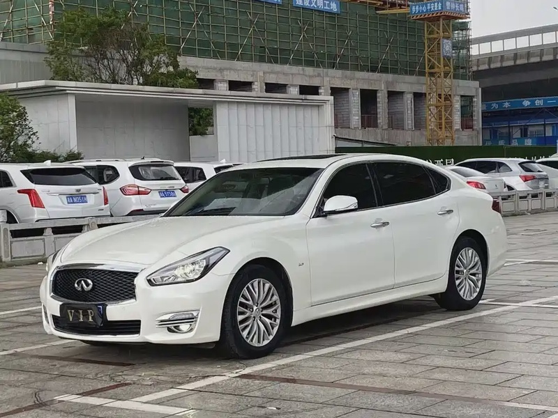 Infiniti Q70