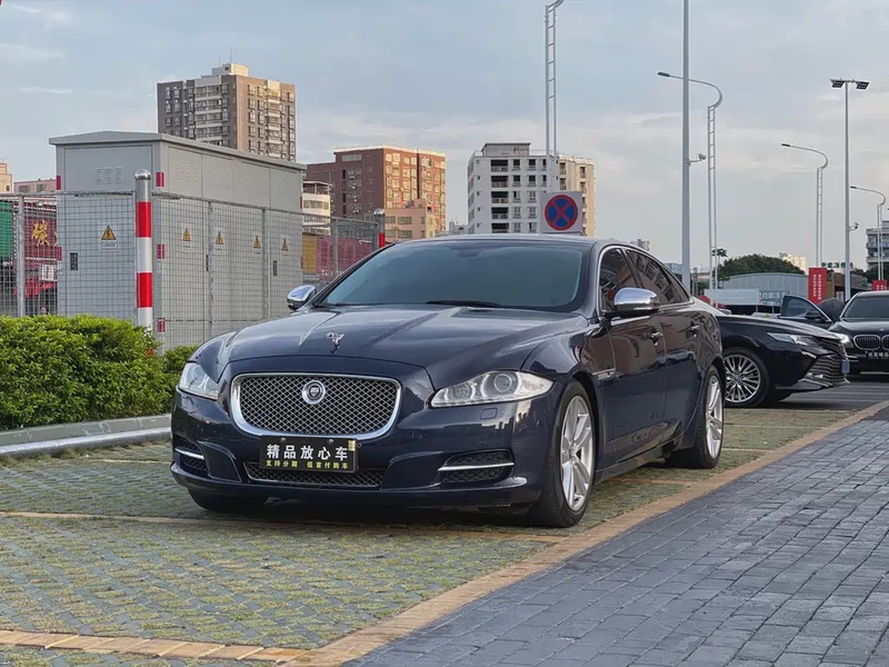 Jaguar XJ