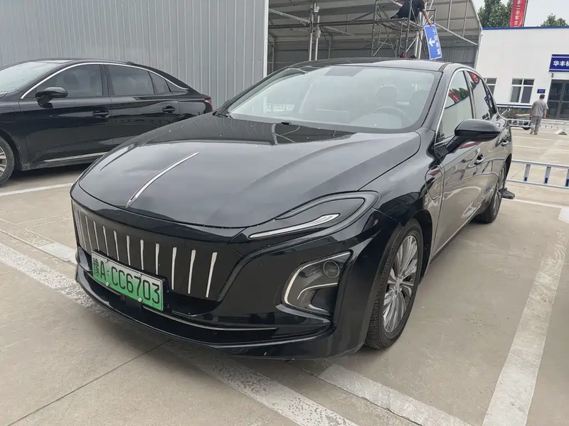 Hongqi E-QM5