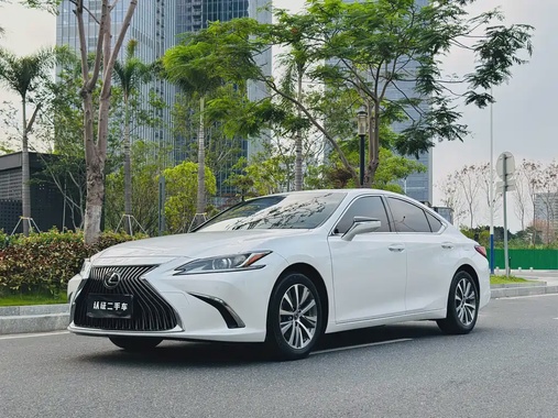 Lexus ES 2020