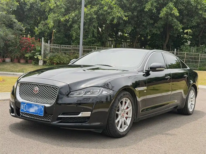 Jaguar XJ