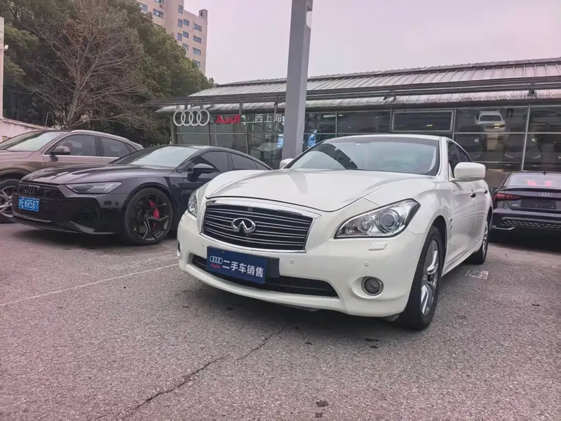 Infiniti Q70