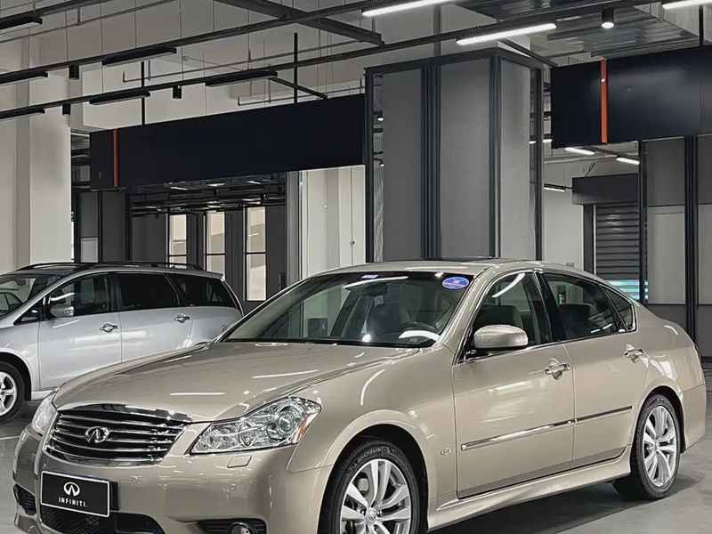 Infiniti M