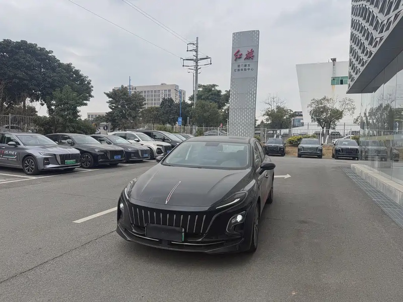 Hongqi E-QM5