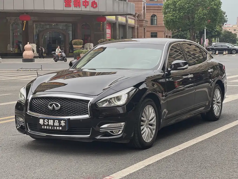 Infiniti Q70