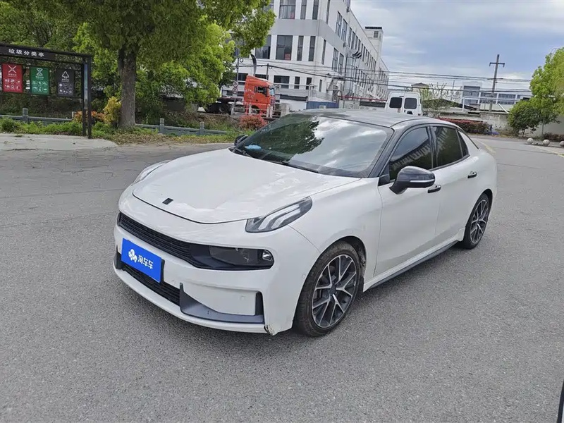 Lynk & Co 03