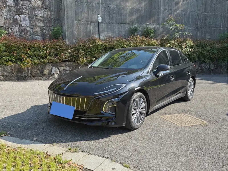 Hongqi E-QM5