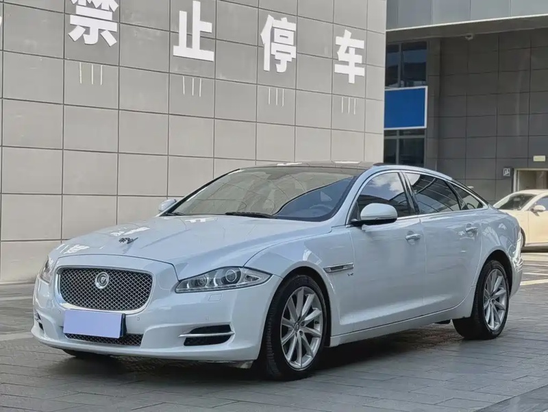 Jaguar XJ