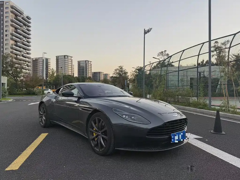 Aston Martin DB11