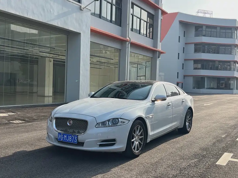 Jaguar XJ