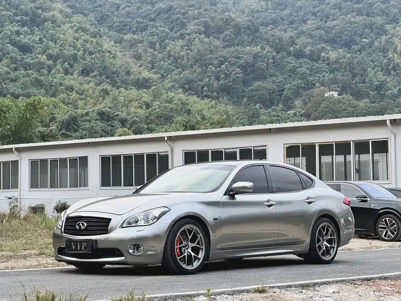 Infiniti M