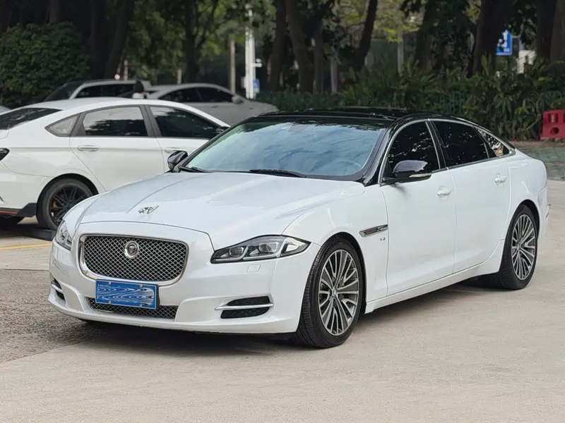 Jaguar XJ