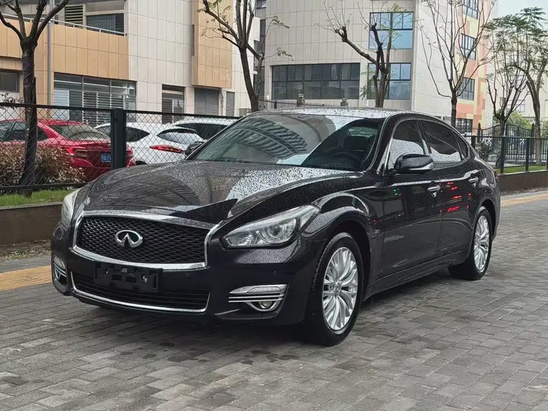 Infiniti Q70