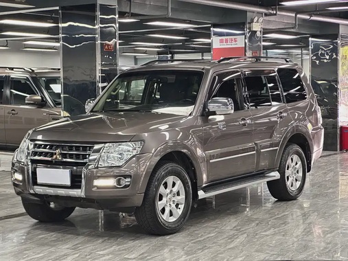Mitsubishi Pajero 2015