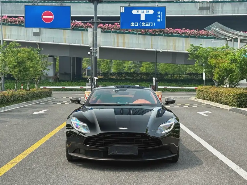 Aston Martin DB11