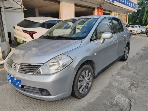 Nissan Tiida 2005