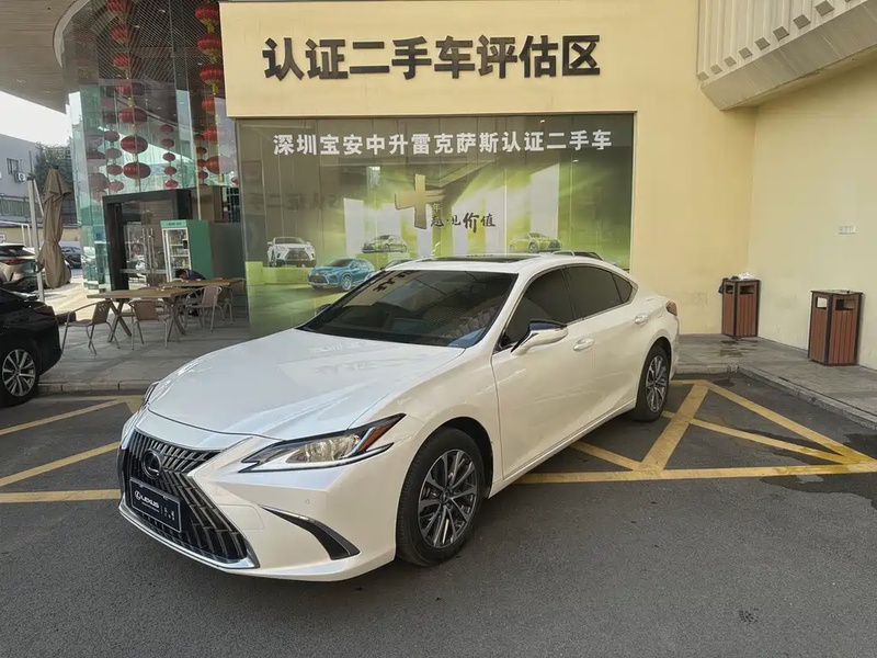 Lexus ES