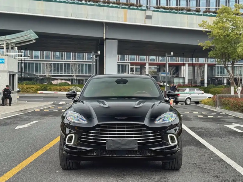 Aston Martin DBX