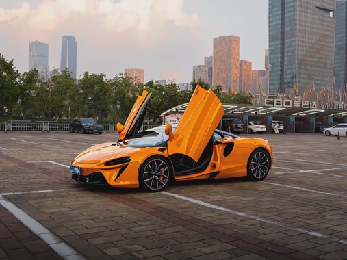 McLaren Artura 2023