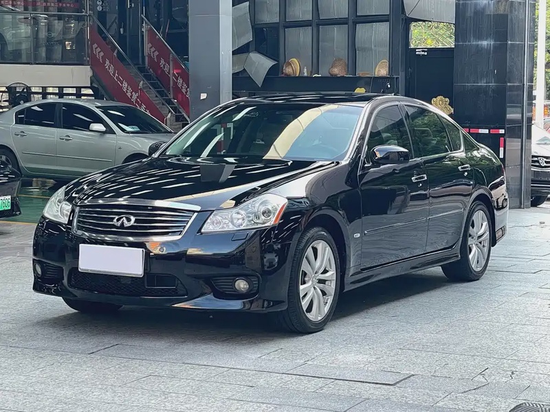 Infiniti M