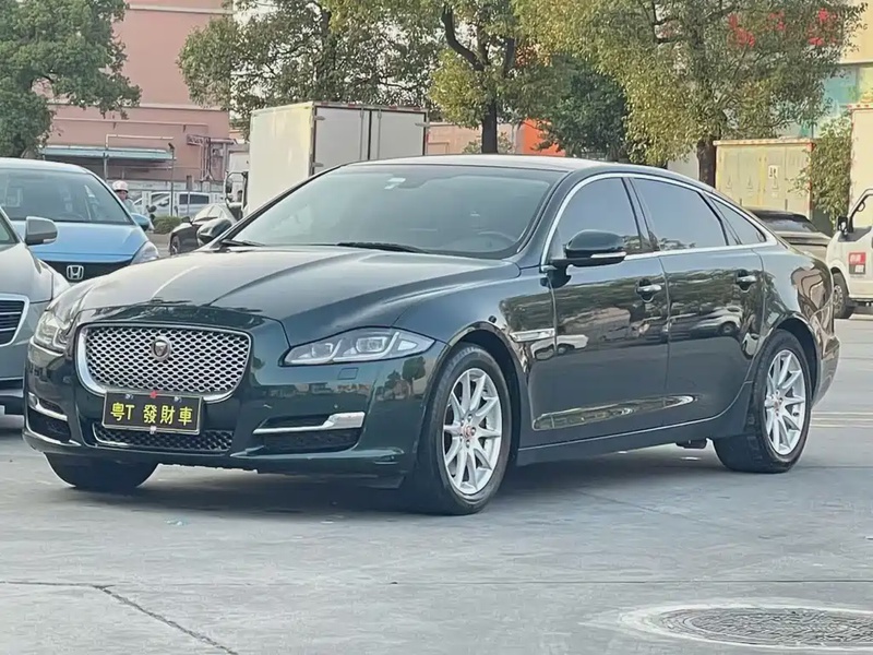 Jaguar XJ