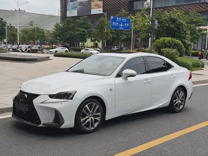 Lexus IS