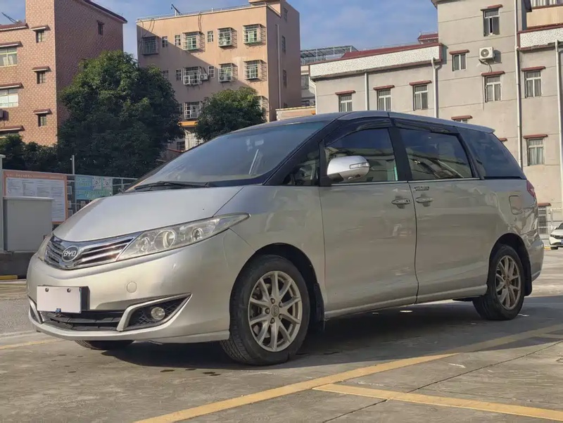 BYD M6