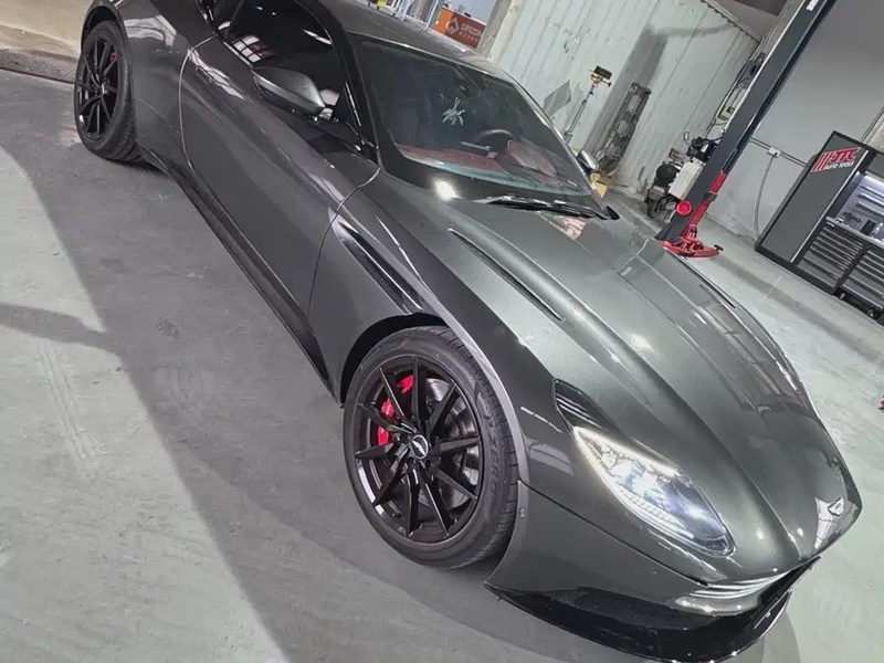 Aston Martin DB11