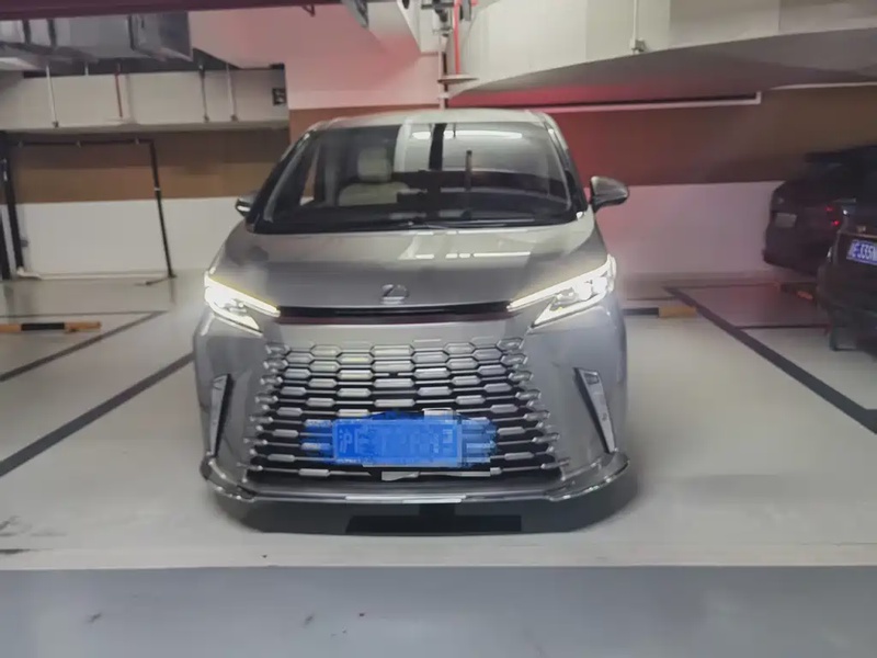 Lexus LM