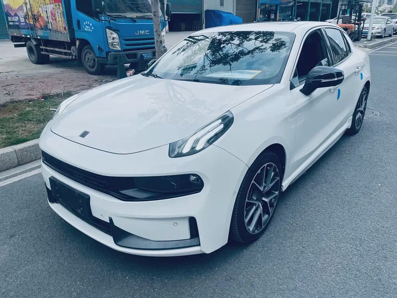 Lynk & Co 03