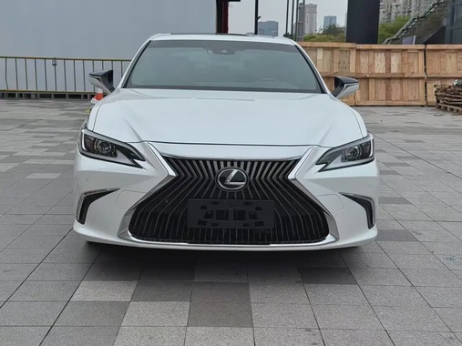 Lexus ES 2020