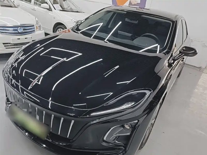 Hongqi E-QM5