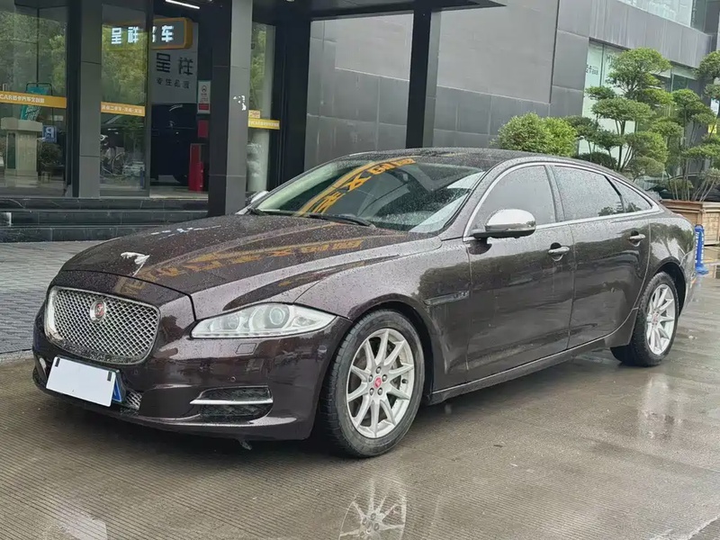 Jaguar XJ