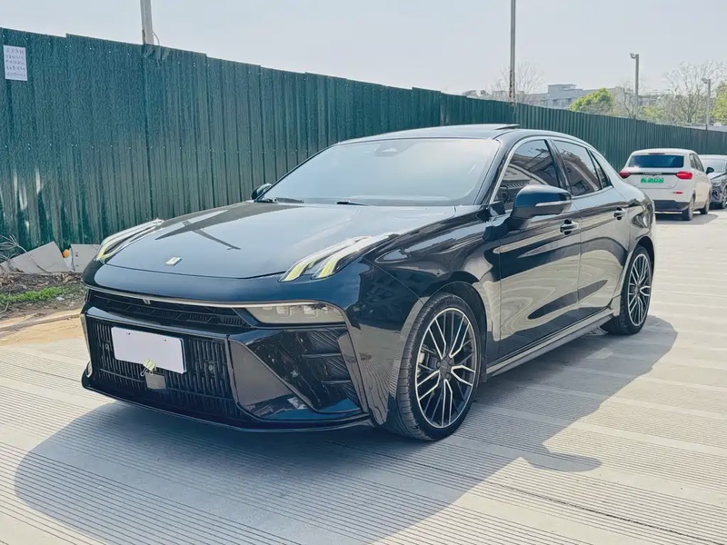 Lynk & Co 03