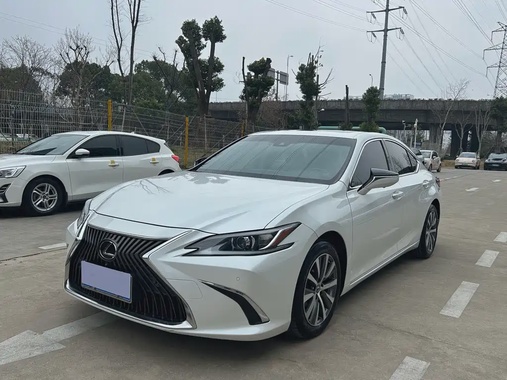 Lexus ES 2019