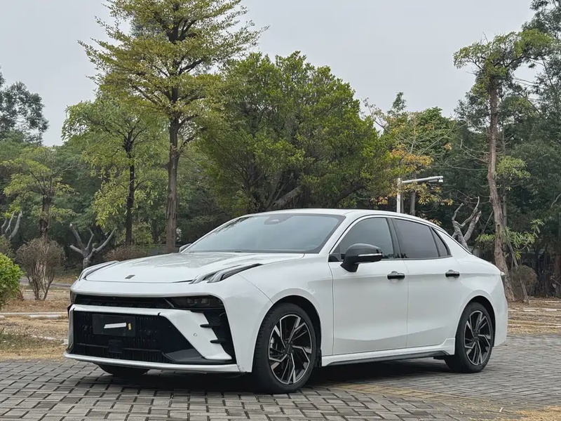 Lynk & Co 03